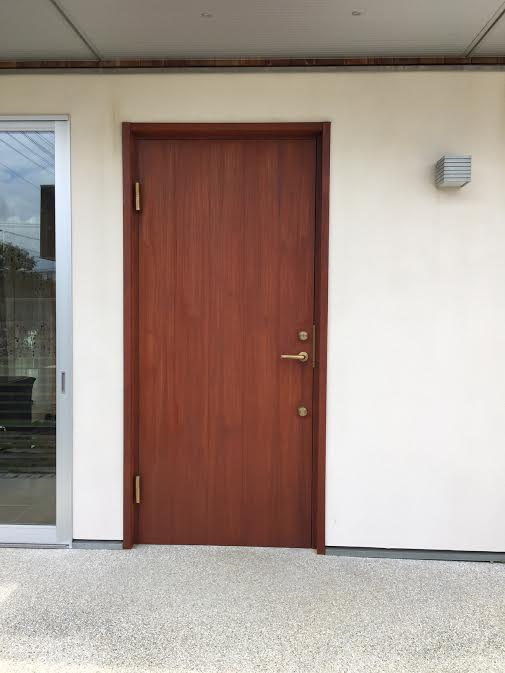 玄関ドアのお手入れ！