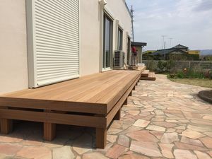 2世帯リノベ　最長記録のウッドデッキ完成！