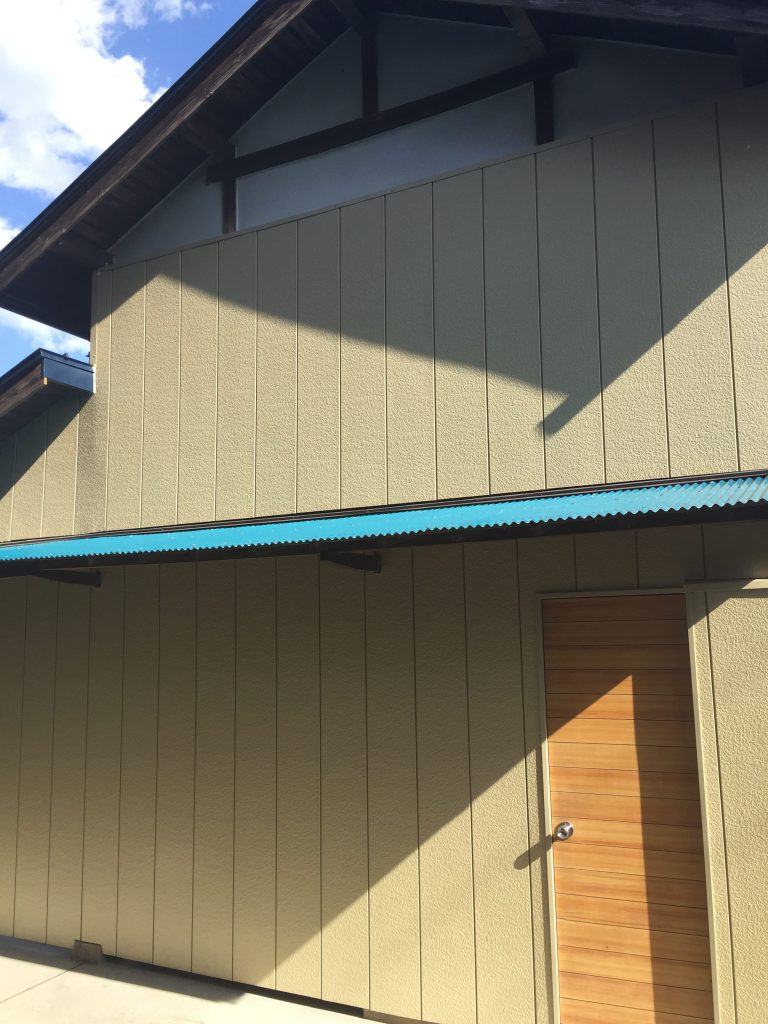 納屋の壁を新しく復旧しました。