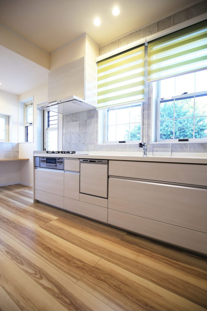 陽の光が入り込む明るいキッチン