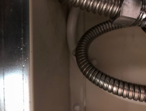 見えないところから漏水