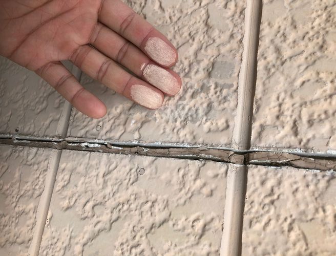 外壁が悲鳴をあげています・・・。