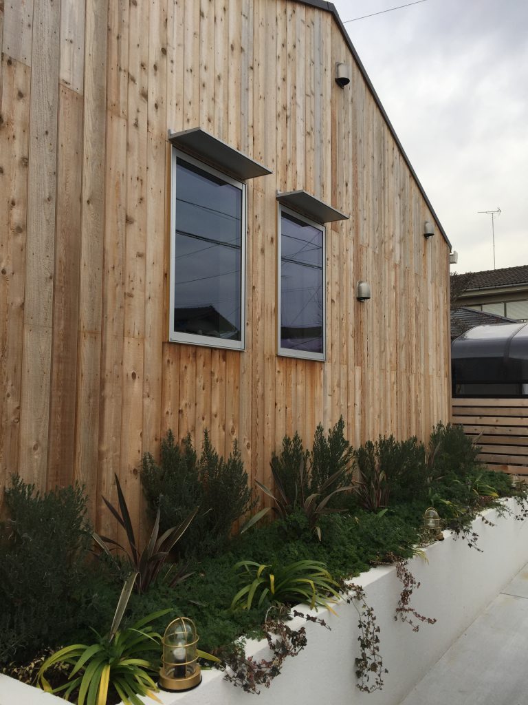 リノベ館の外壁木部を塗装しました！