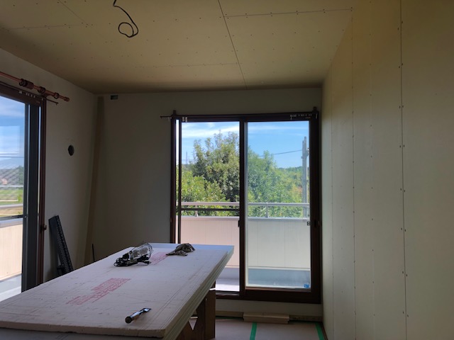 お部屋の間仕切り工事中