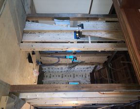 制震ダンパー取り付け中