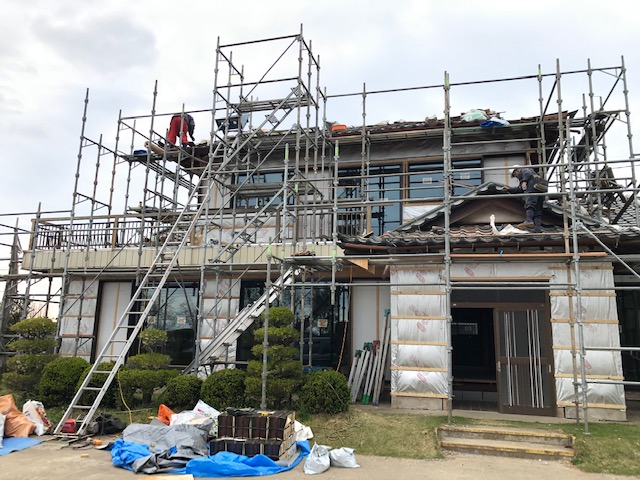 屋瓦屋根を噴き替え中