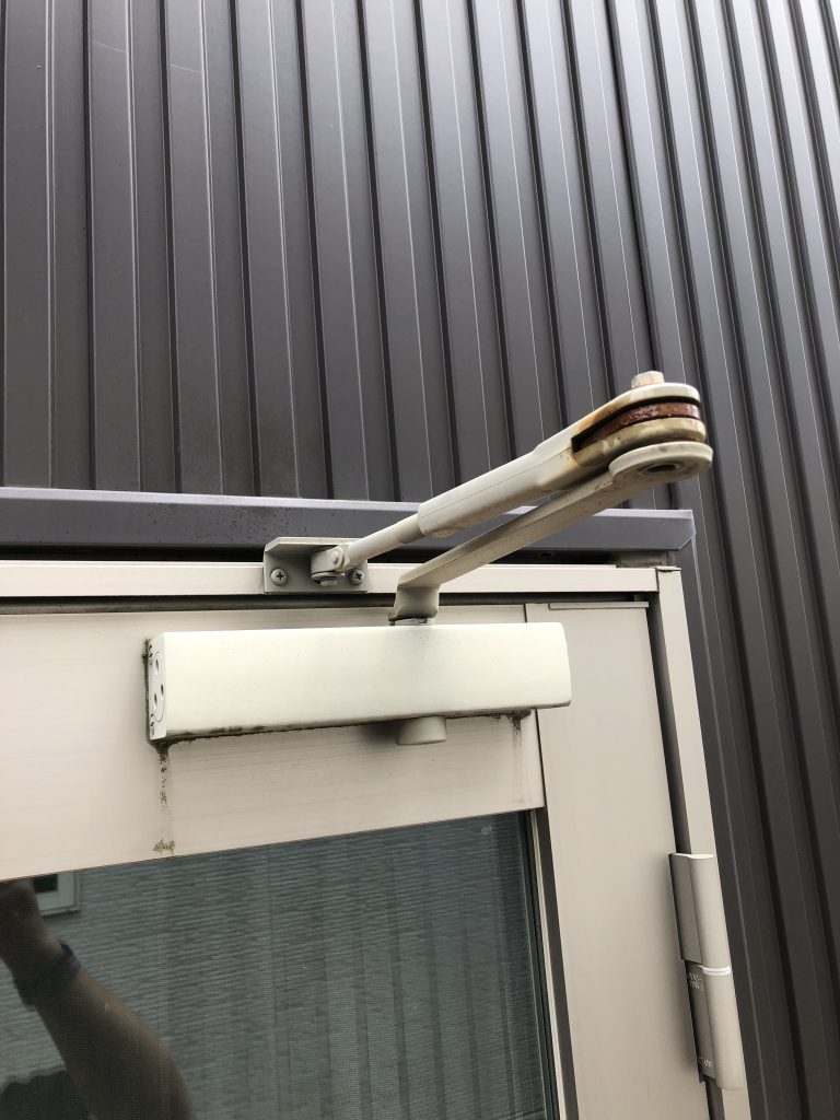 毎日開閉するドアクローザーの劣化！