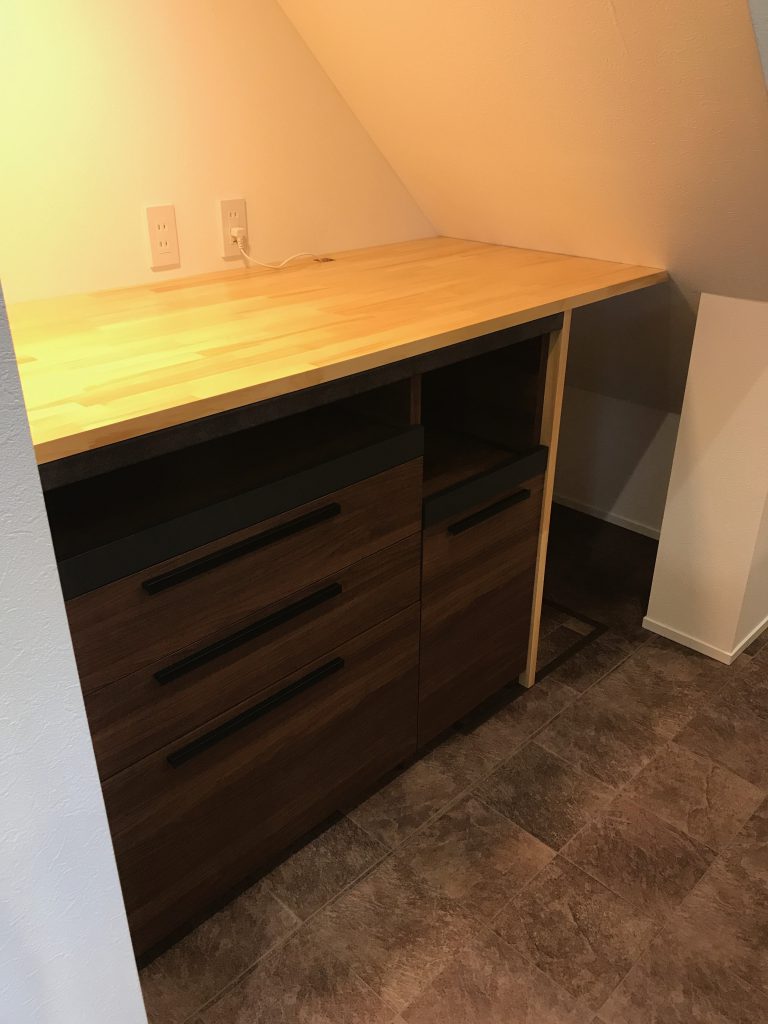 キッチン背面の造作カウンター