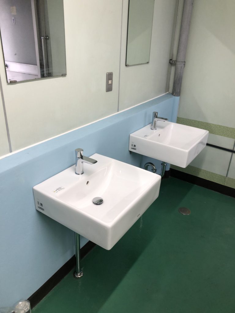 工場内の洗面台メンテナンス！