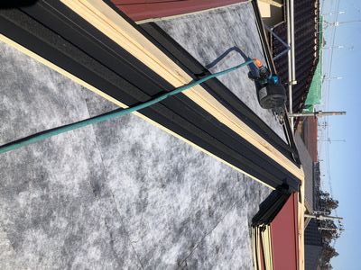 コロニアル屋根　カバー工法で施工中！