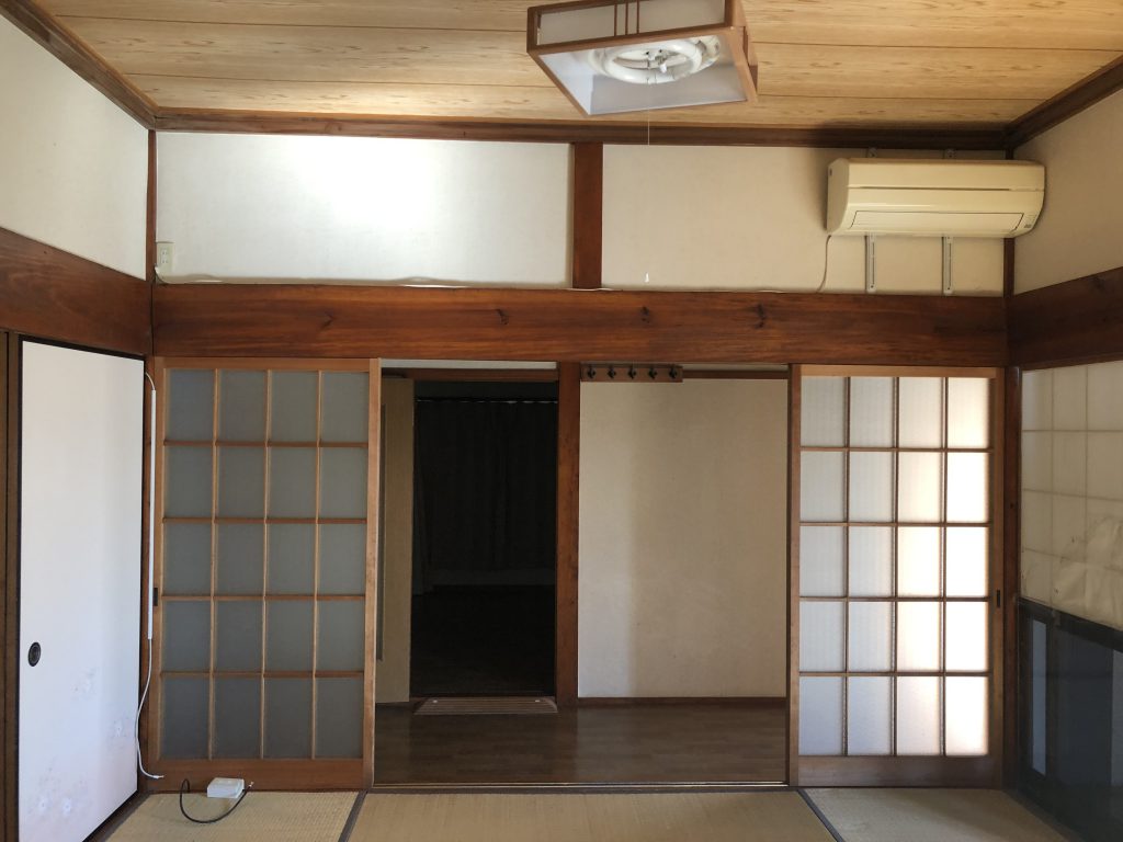 差し鴨居のある家