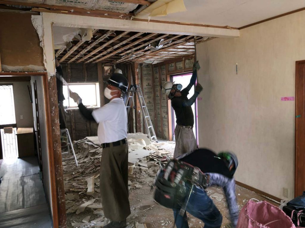 リノベーション工事の解体作業