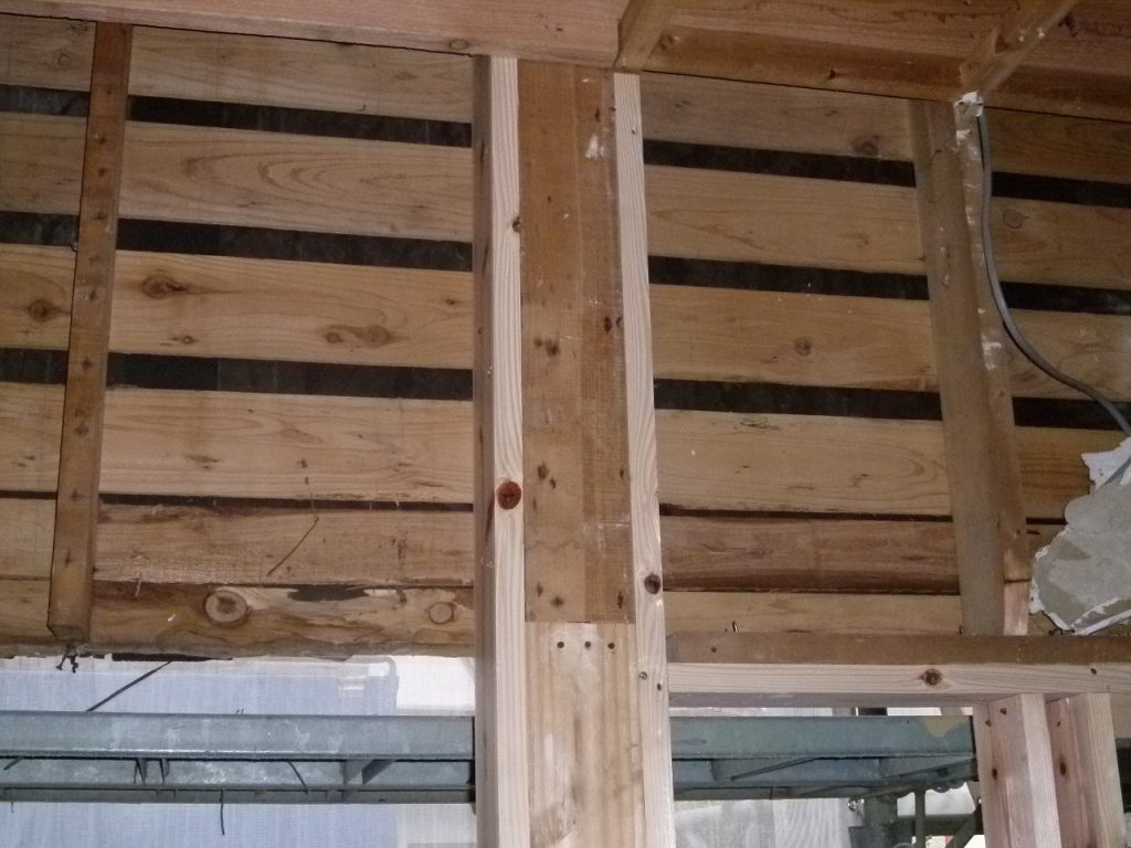 傷んだ柱の交換（補強）は必須！筋交いは重要な構造体です！