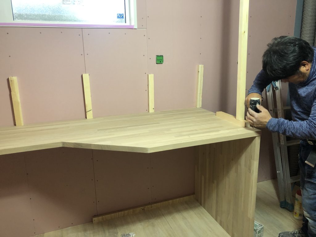 造作カウンターの制作現場