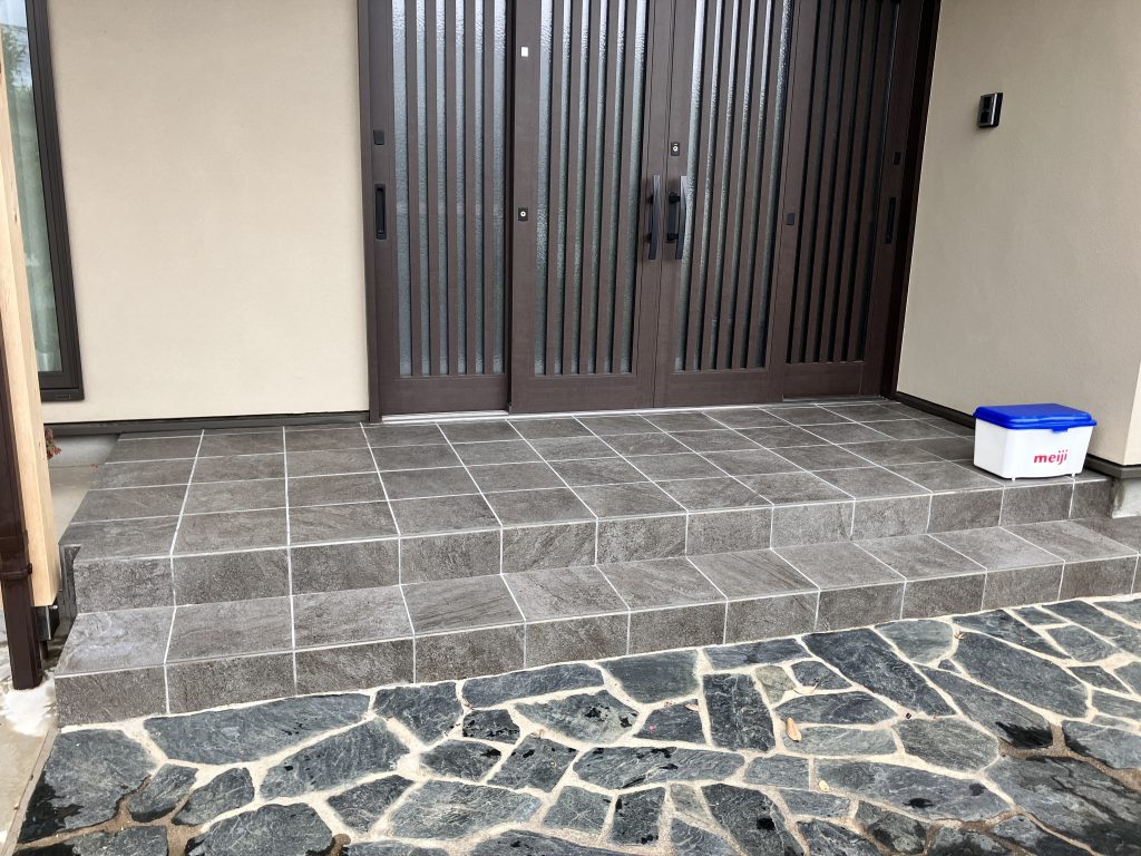 カイテキリノベでタイル・柱をコーティング！！